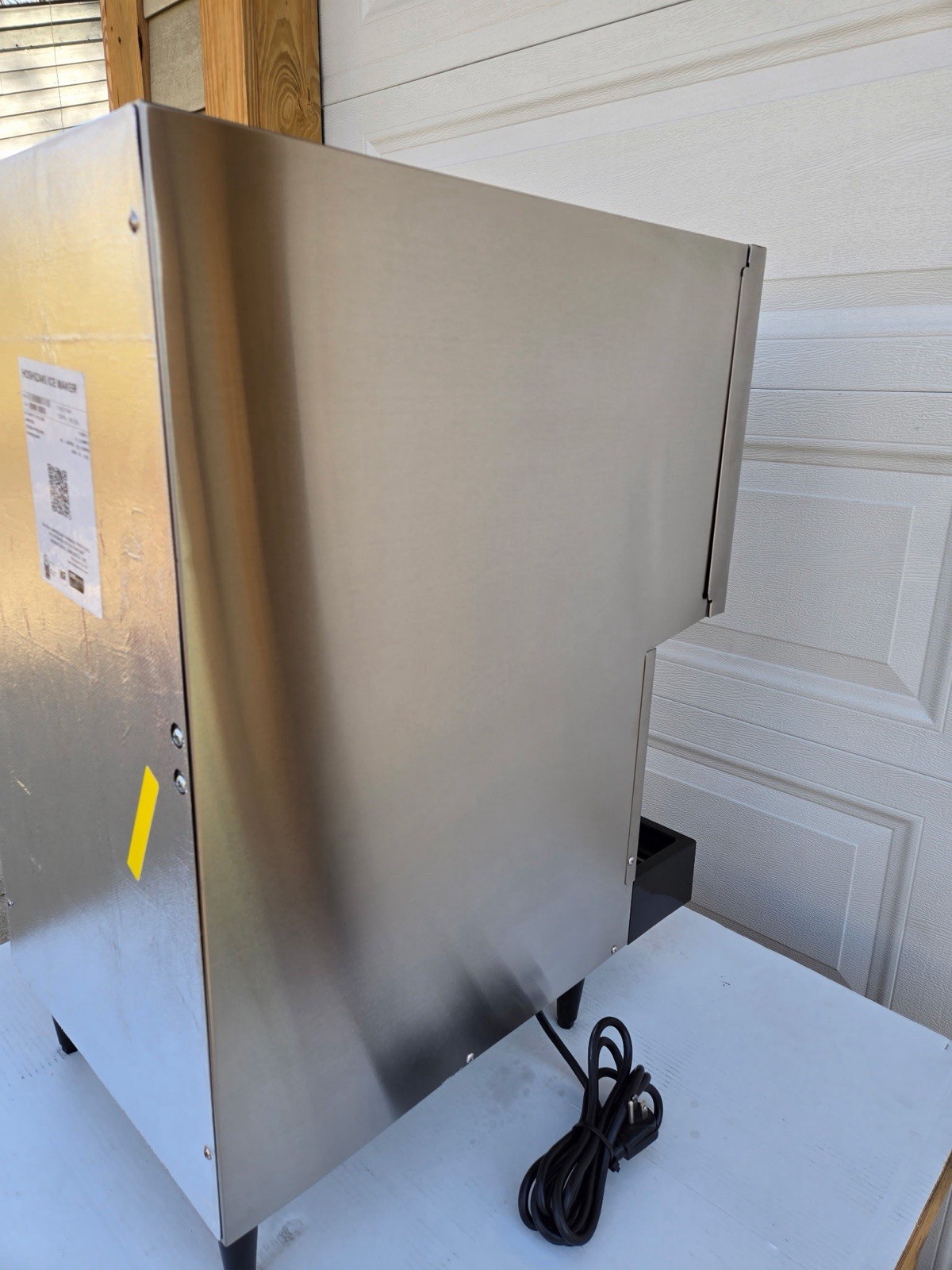 Hoshizaki DCM-271 BAH Countertop 257lb Ice Nugget and Water Maker with Dispenser