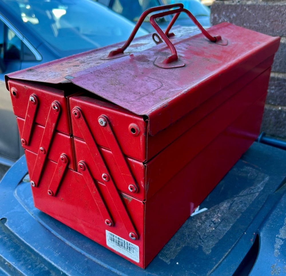 Metal cantilever tool box