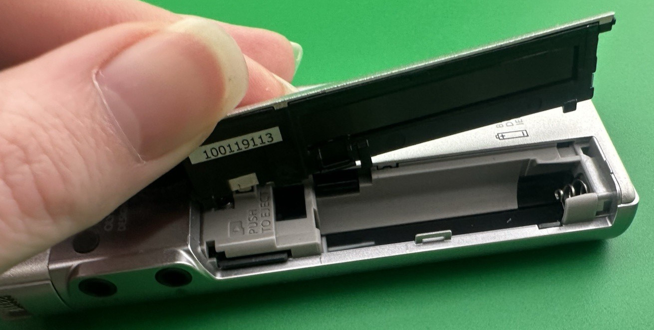 Olympus DM-720 4GB High-Resolution Digital Voice Audio Recorder w/ Case Preowned