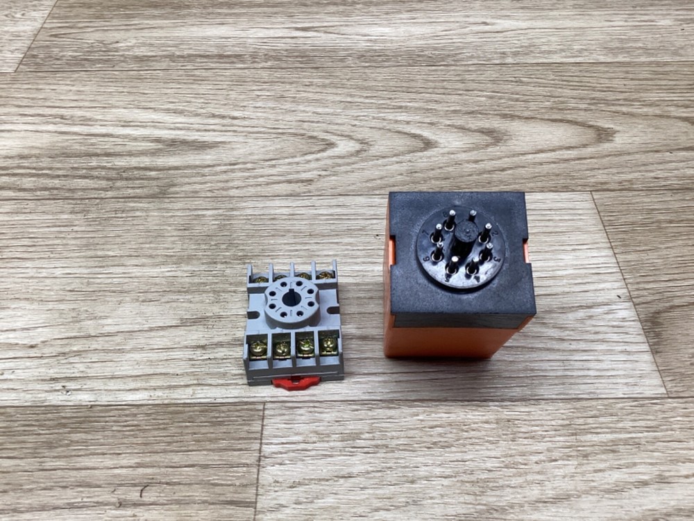 Crouzet PNR Liquid Level Controller 110 VAC W/ Socket #31D78