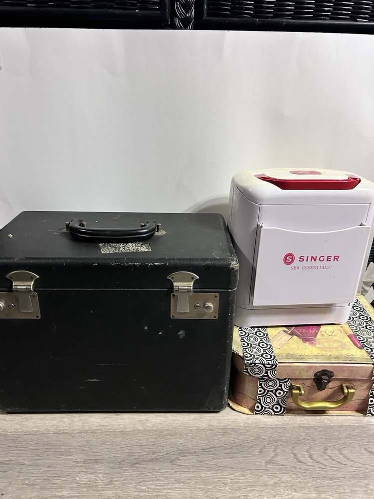 1957 SINGER FEATHERWEIGHT Sewing Machine #221 with Case