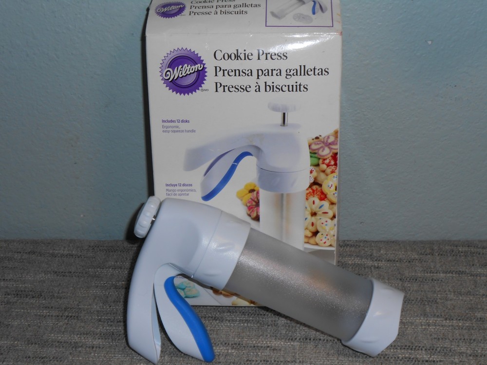 Wilton Cookie Press Ergonomic Easy-Squeeze Handle with 12 Discs