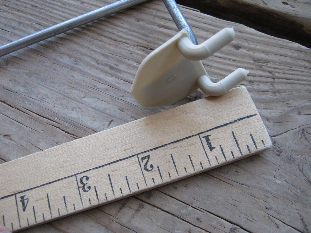 NOT COMPLETE 86 pcs ( 7 pcs plastic ONLY ) Fastback Hooks ?? Peg Board Hooks