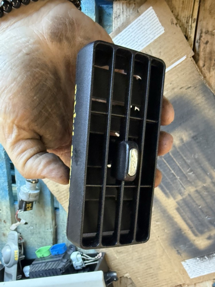 PACCAR HVAC LOUVER VENT U45 1002