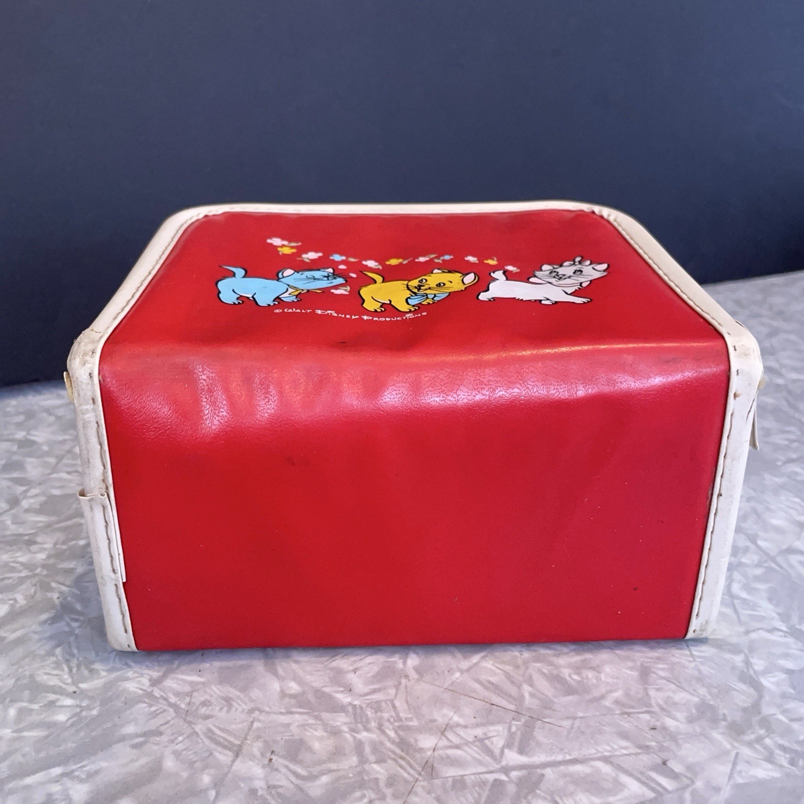 VTG DISNEY ARISTOCATS CHILD GIRLS SMALL VANITY MAKEUP COSMETIC CASE MARKED KB
