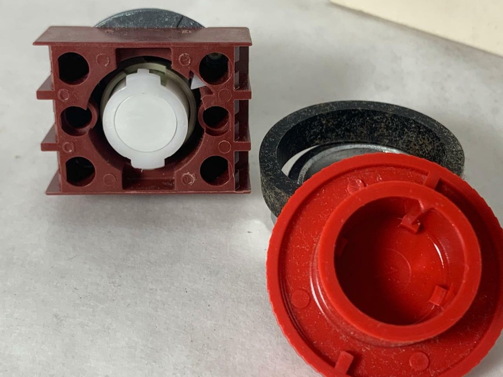SIEMENS 40mm Pushl Button Switch 3SB03-K4R red pushlock twist release