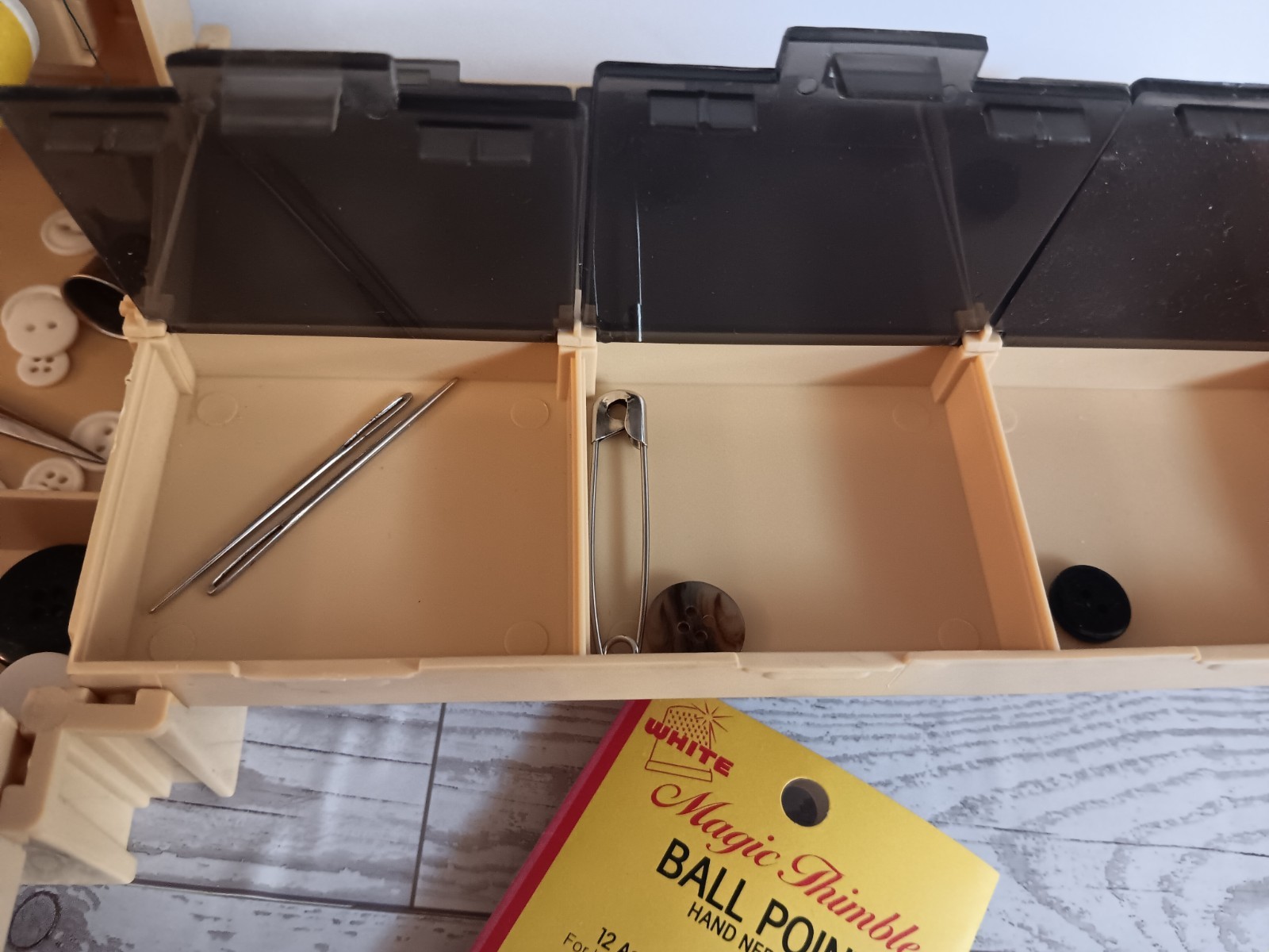 '83 World Wide Media Folding Sewing Caddy Spool Organizer Vintage Thread Notions