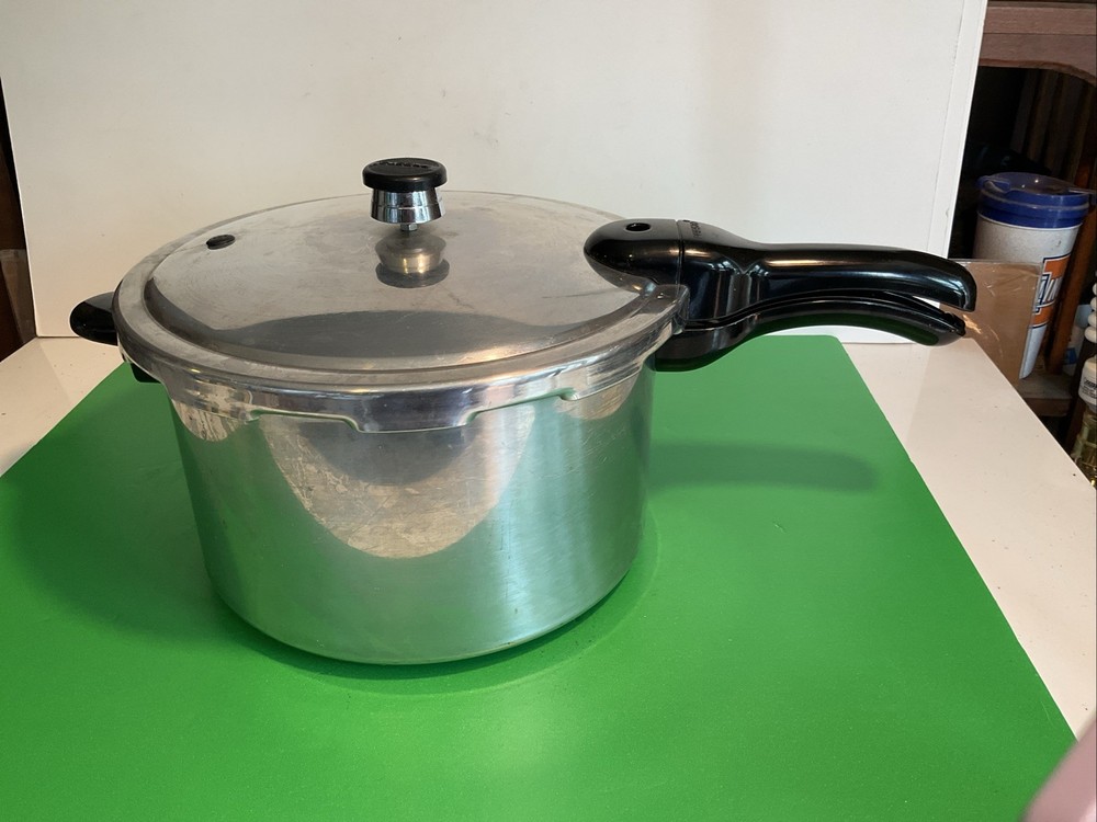 Vintage Presto Model 01282 8-Quart Pressure Cooker