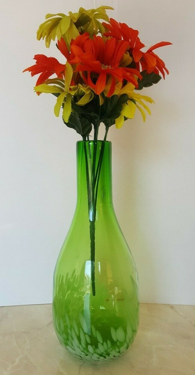 1 CREATIVE ARTISANS HANDBLOWN VASE GREEN AND WHITE CONFETTI 10.5 INCHES