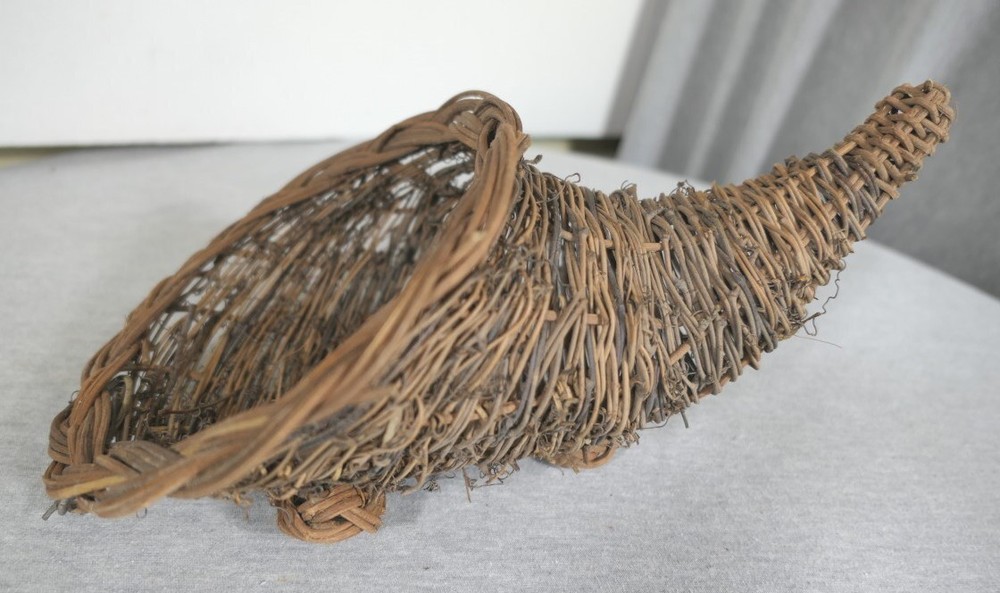 NEW Woven Wicker Rustic Display Décor Fall Hanging Cornucopia Holder Basket 14"