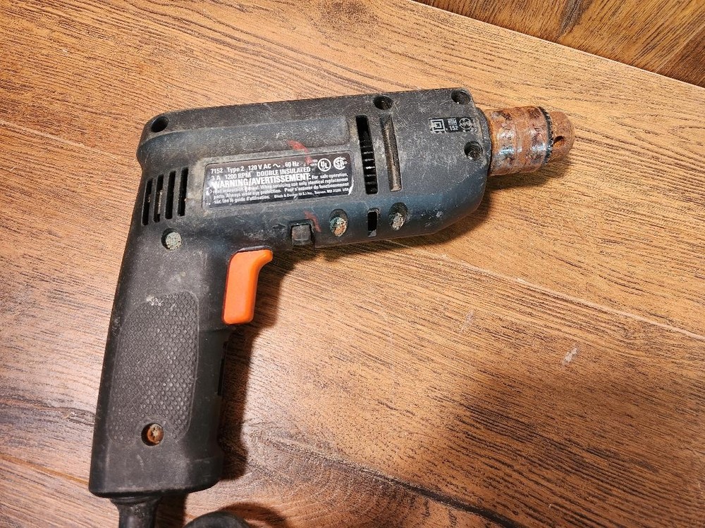 BLACK & DECKER 7152 DRILL (PSC012408)