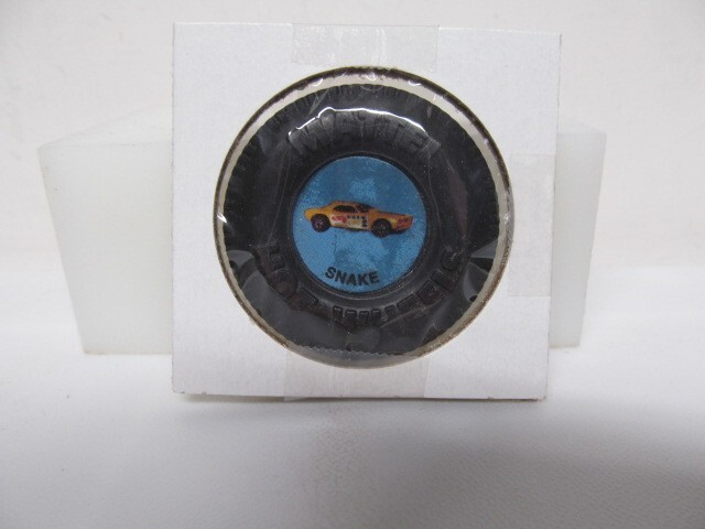 Hot Wheels VINTAGE -  PLASTIC  Button w/ Tab - SNAKE