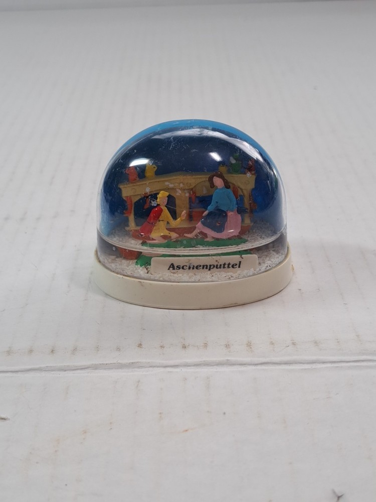 Vintage Collectible Plastic Snow Globe Aschenputtel Theme