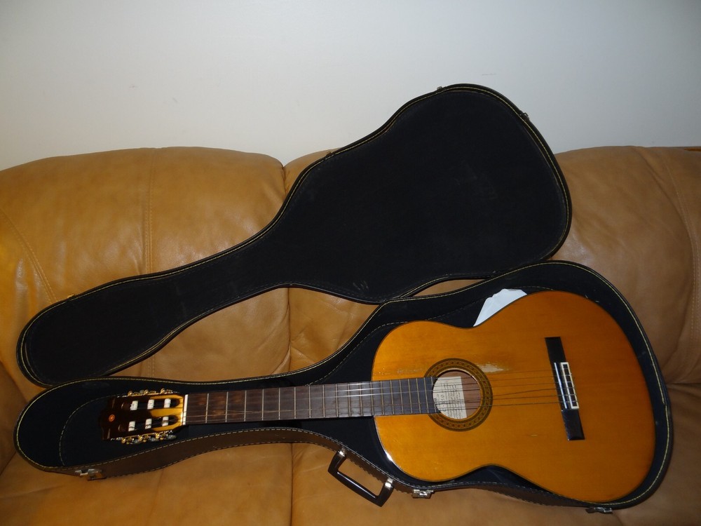 Yamaha C-150 Classical Acoustic Guitar + Case