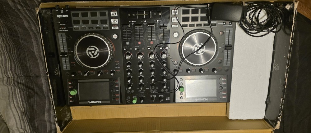 Numark NVII Quad Deck DJ Controller, Display Screens, 16 Pads, Effects, USB