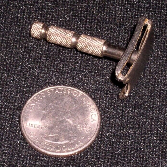 Razorette~Miniature Safety Razor in Original Tin Case