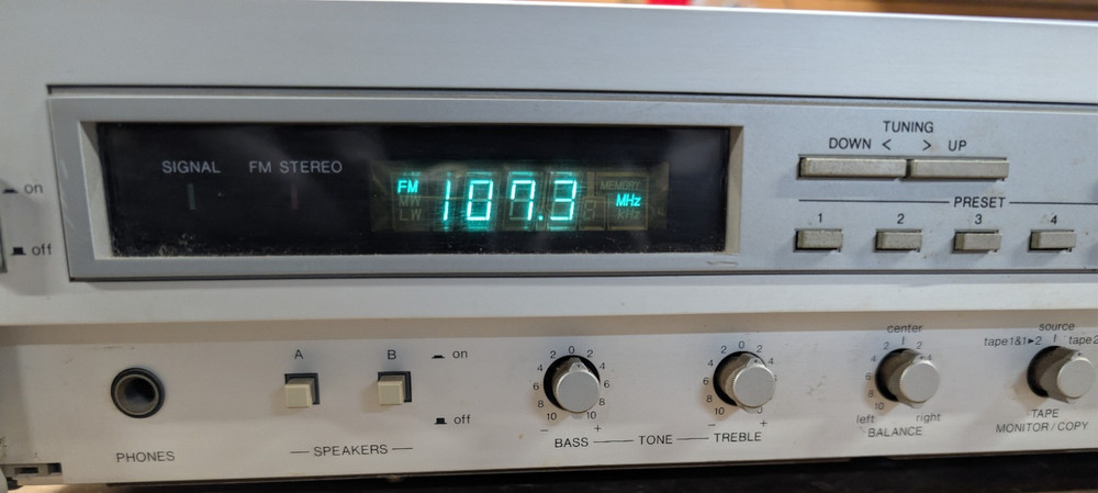 Denon DRA-400 Precision Audio Component/Tuner Amp. Powers On