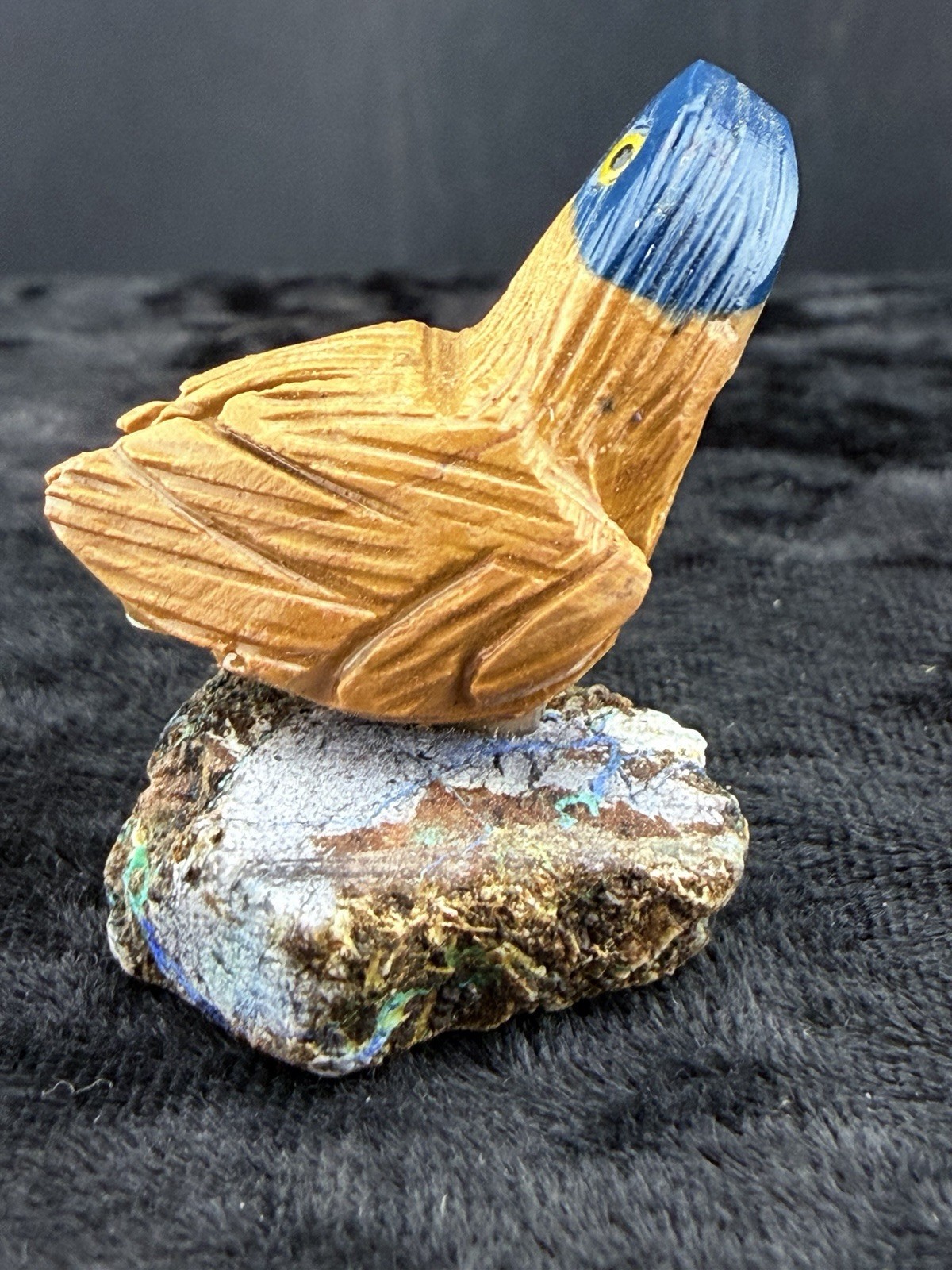 Gemstone Bird Sculpture on Mineral Base. 20 g. 29x26x35 mm
