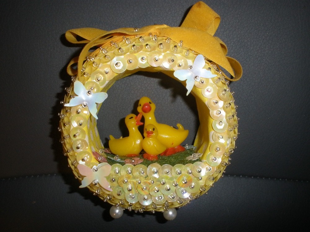 Vintage Push Pin Ducks Scene Decor 4.5" Round EUC
