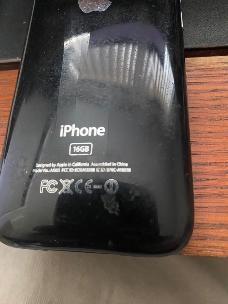 old apple iphones/ipod multiple items bundle