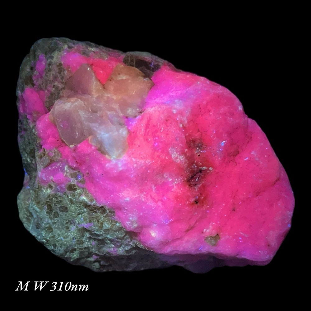 286 Hackmanite with Phlogopite, Fluorapatite and Calcite
