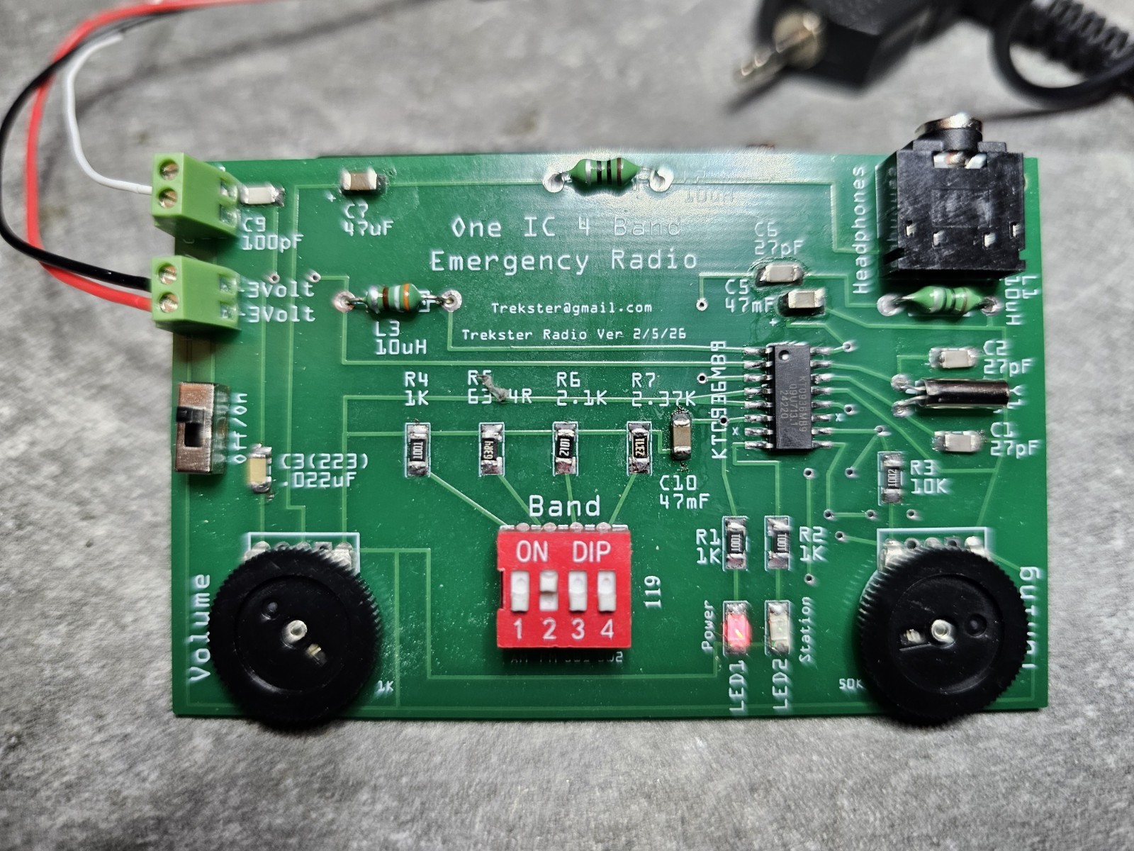 One IC 4 band Emergency Radio Kit. Receives AM FM SW1 SW2 It's a Fun DIY Kit !