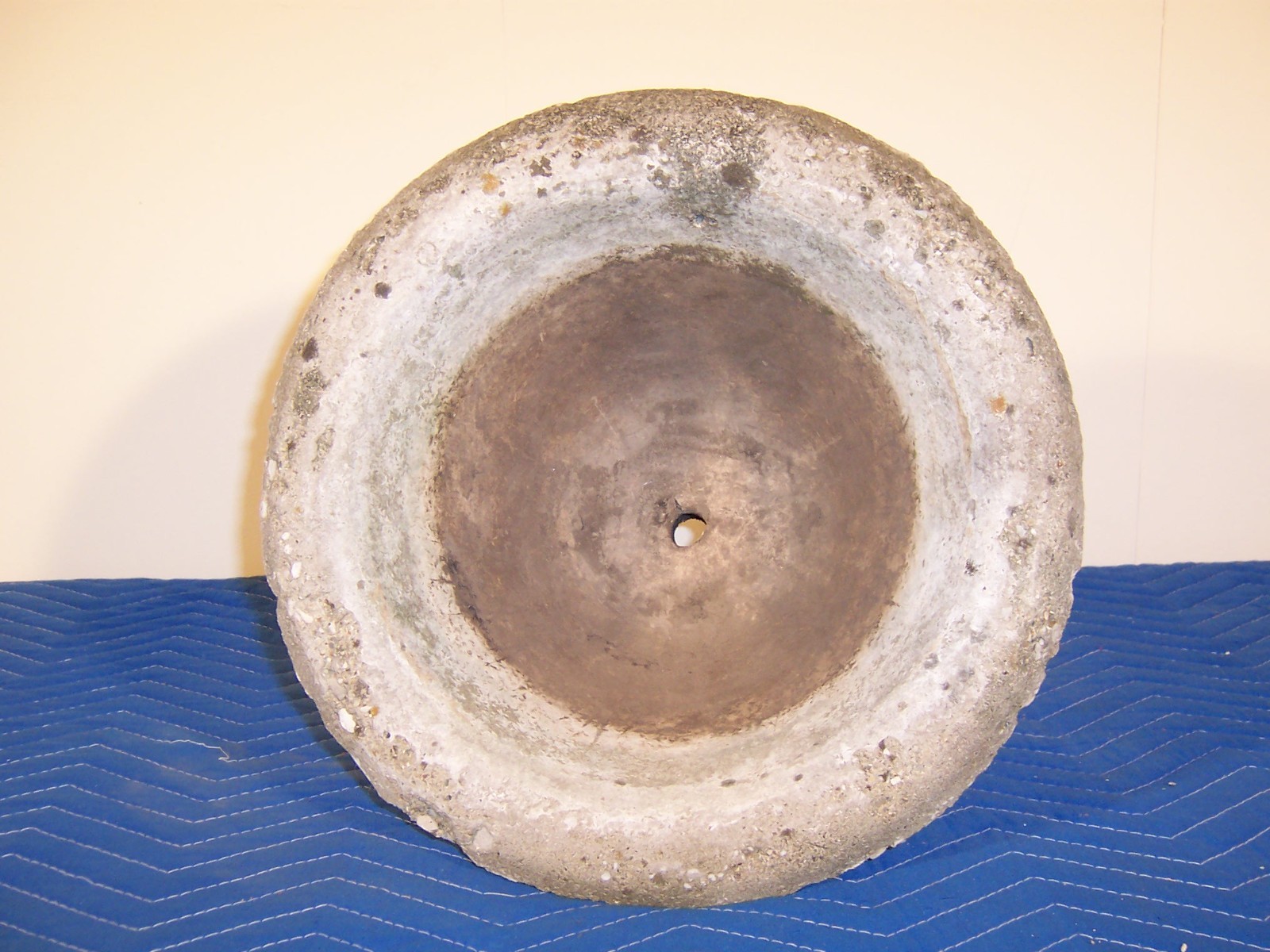 Nice Antique Weathered Concrete Garden Flowerpot Planter Urn Old White Paint