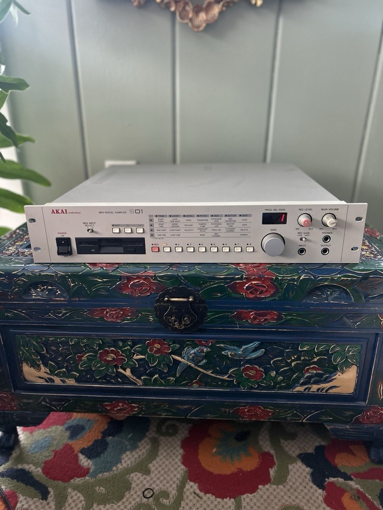Akai S01 MIDI Digital Sampler Rack Mountable Silver, Headphone Output