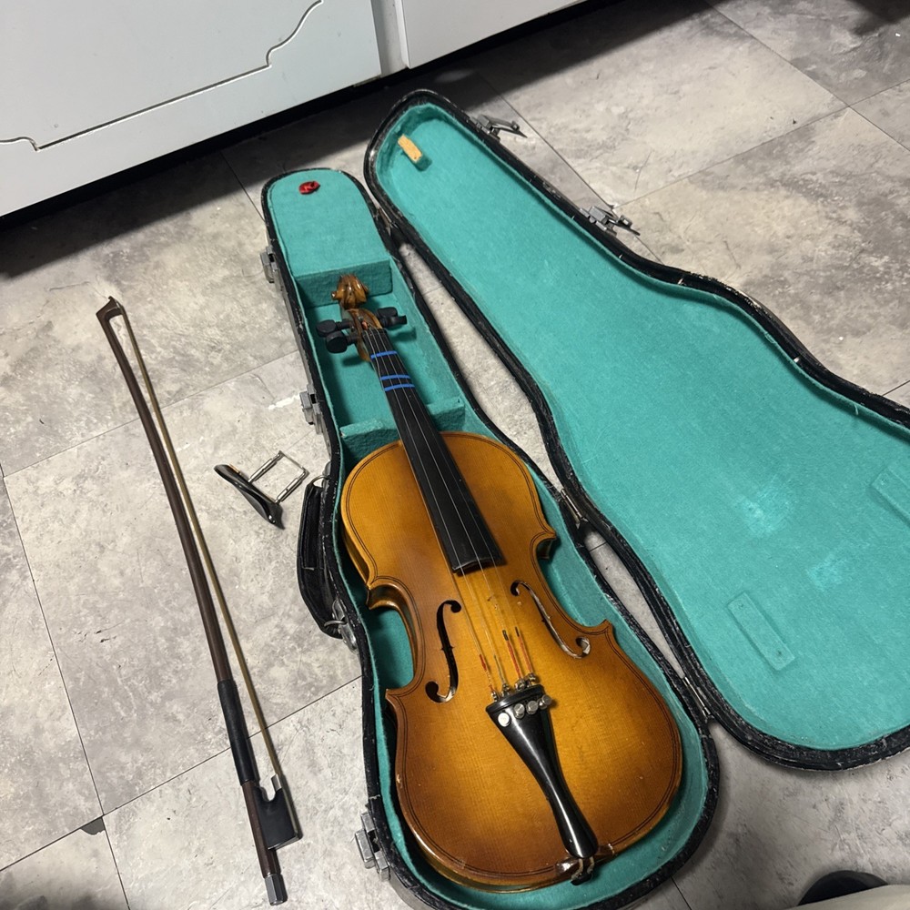Lark Violin & Case. M5002-2