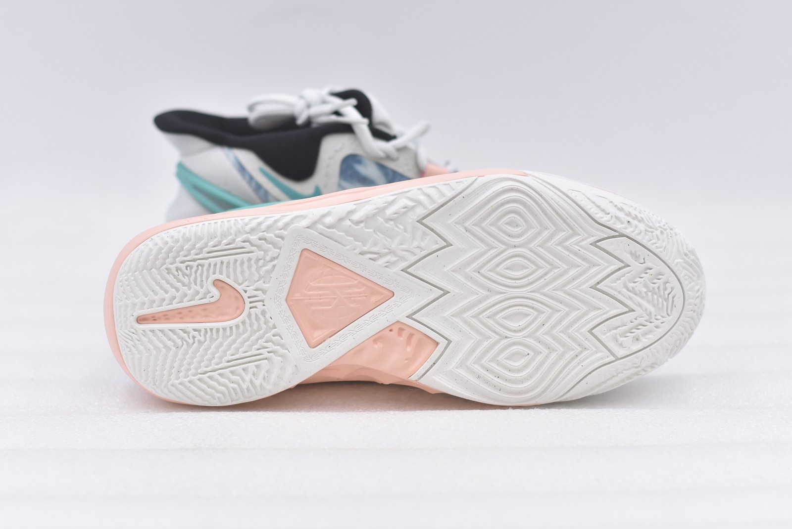 Boy's Nike Kyrie 8 GO Sneakers in Photon Dust Size 6.5Y DQ8076-002