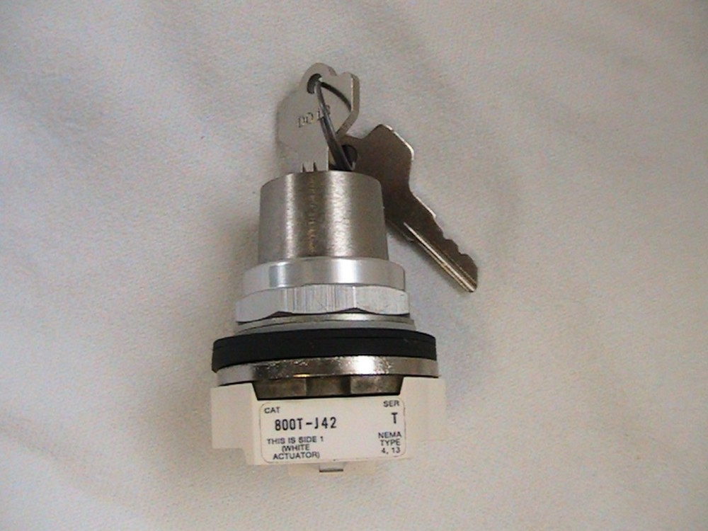 1 NEW ALLEN BRADLEY 3 POSITION KEYLOCK SELECTOR SWITCH 800T-J42 DO18 KEY