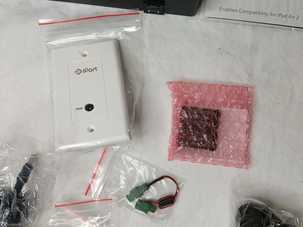 iPort 70095 Wall Mount - White