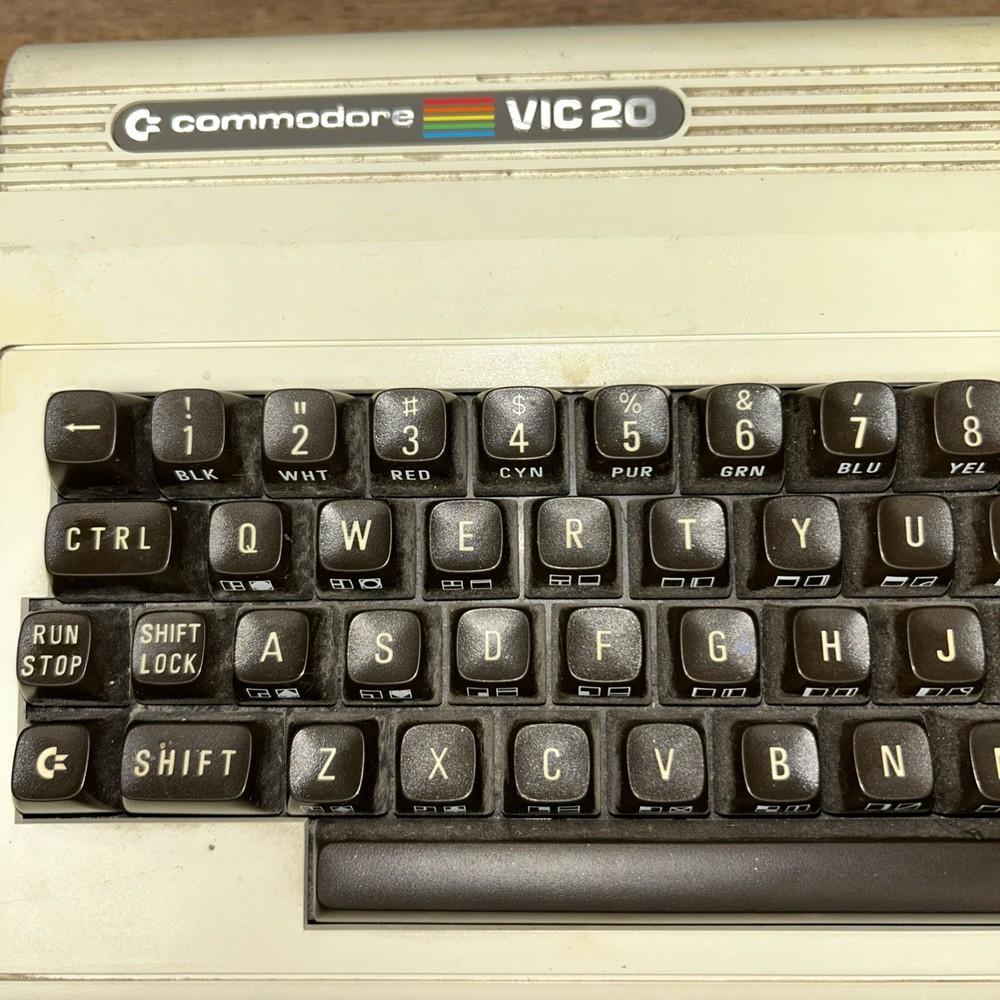 VINTAGE COMMODORE VIC-20 COMPUTER KEYBOARD - (FOR PARTS) UNTESTED