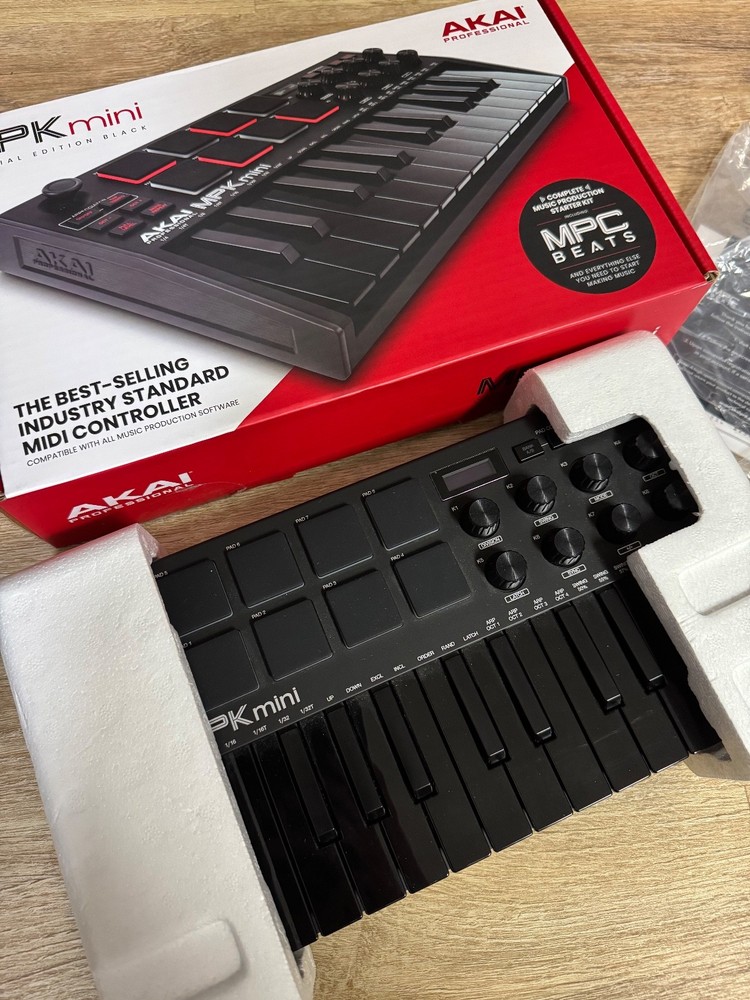 MPK Mini All Black Midi Controller Keyboard *Great Condition, Almost-Brand New*