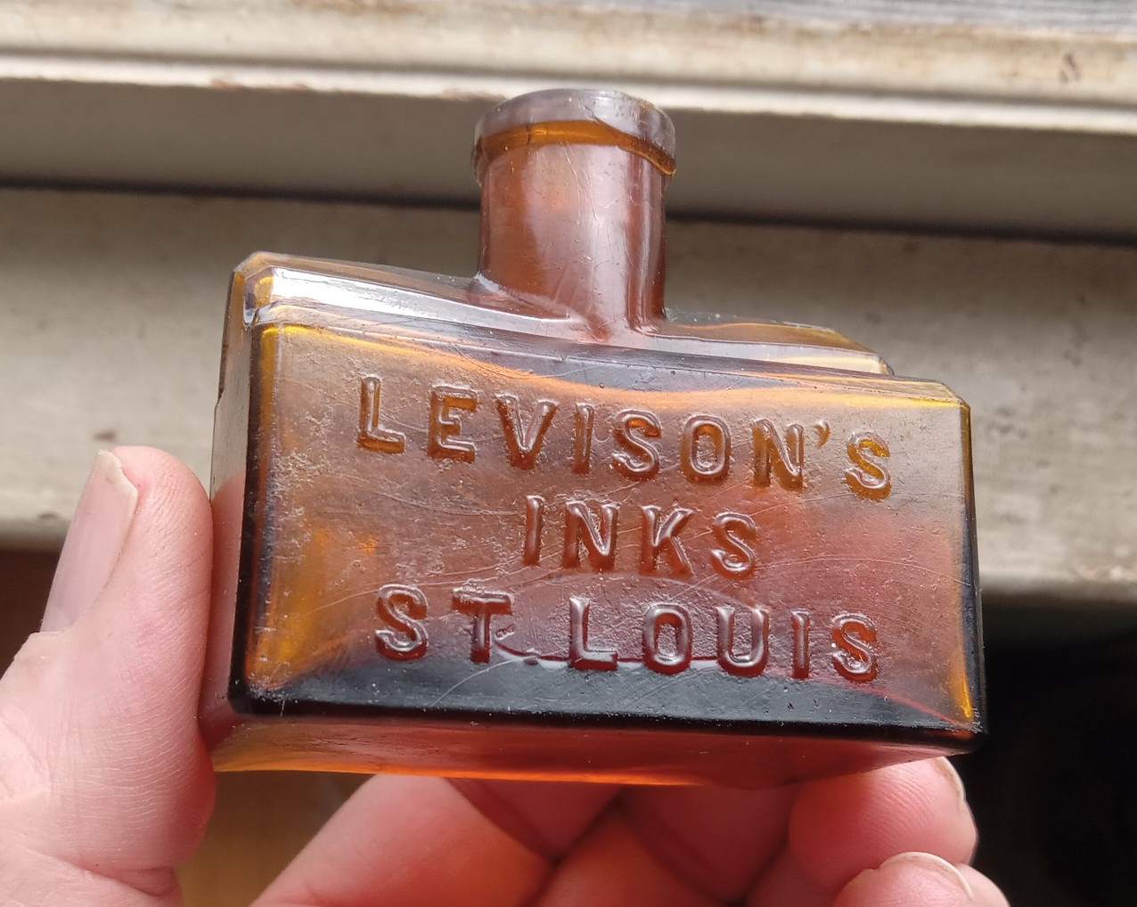 LEVISON'S INKS ST.LOUIS 1880s AMBER CABIN COTTAGE SHAPE PENREST INK BOTTLE AS IS
