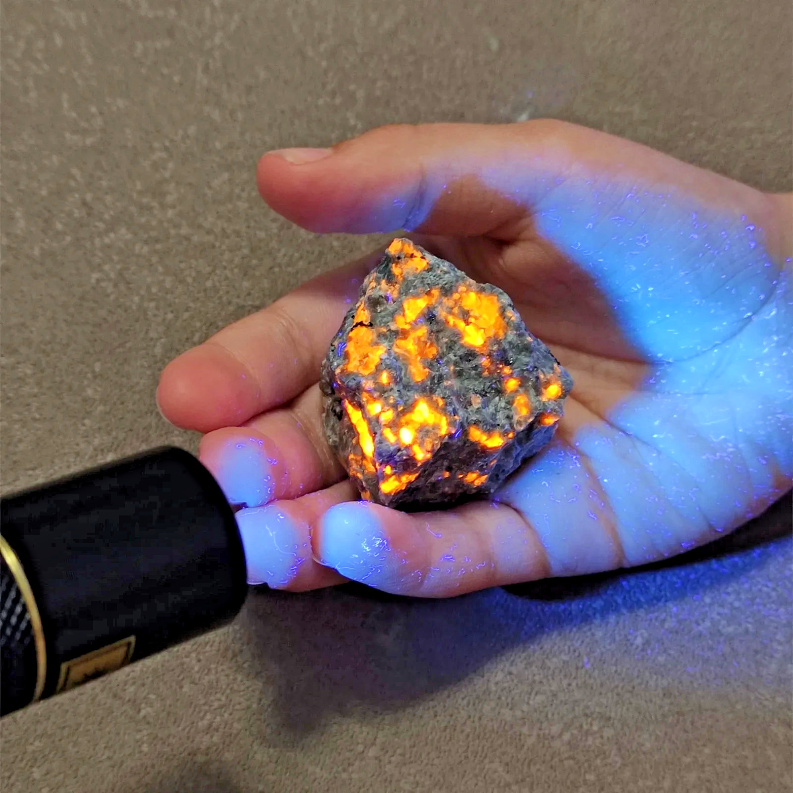 5PCS Raw Yooperlite UV Fluorescent Emberlite Glowing Fire Rocks Chunks Stone