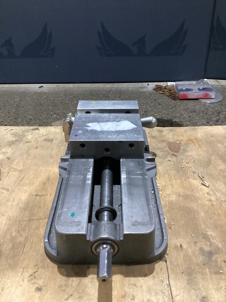 KURT D675 6" MACHINE VISE WITH HANDLE USED