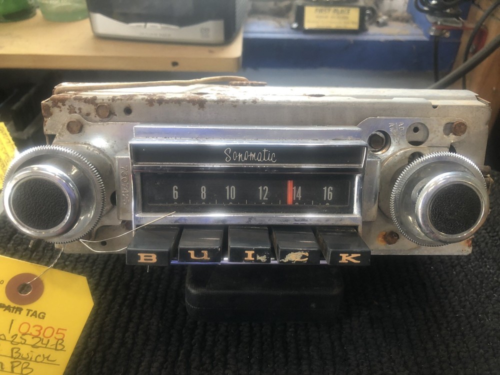 1968 BUICK AM PUSHBUTYON RADIO WITH KNOBS