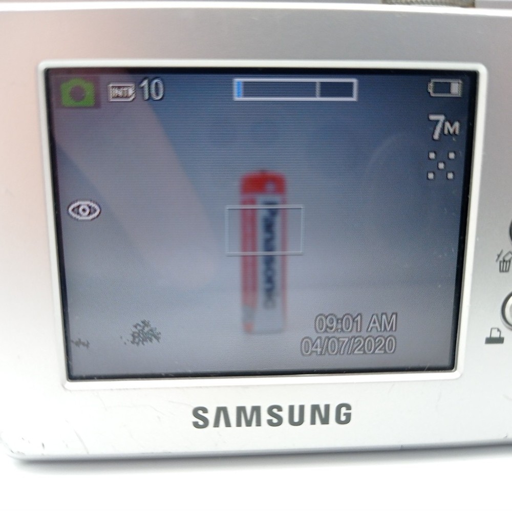 Samsung Digimax D75 7.2MP Compact Digital Camera Silver - Powers Off Randomly