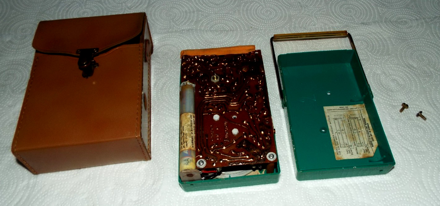 VINTAGE 1950's EMERSON 888 VANGUARD NEVABREAK POCKET RADIO "WORKS GREAT" READ!!!