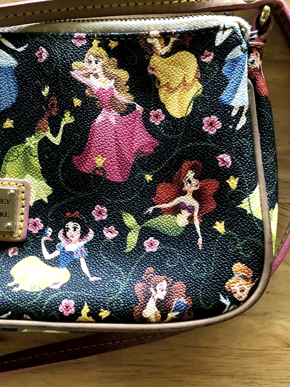 RARE DISNEY 2016 DOONEY & BOURKE PRINCESS HALF MARATHON CROSSBODY PURSE - ISSUES