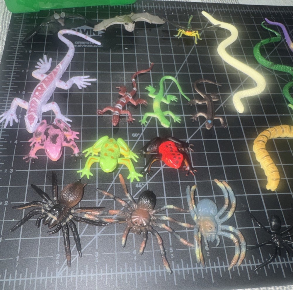 Rainforest Cafe Mini Lunch Box Case Plastic Rubber Animals Frogs, Snakes Lizards