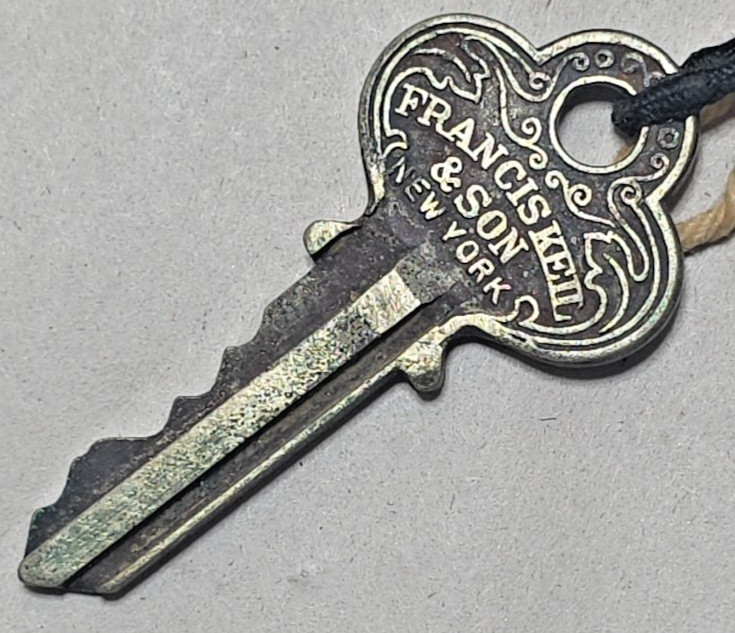 Set of 2 1942 WWII Next of Kin Notched Dog Tags T42 Los Angeles & Vintage Keys