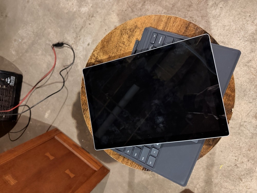 Microsoft Surface Pro 7 – Clean Condition with changer and pen