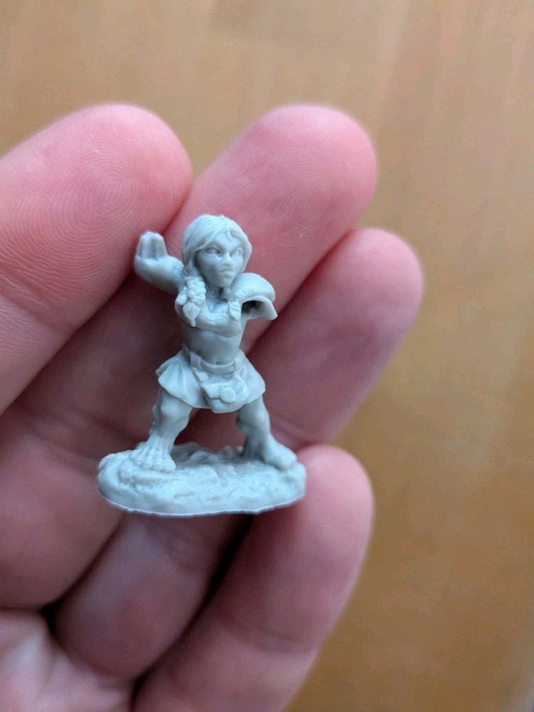 Reaper Bones 4 Female Halfling Fighter