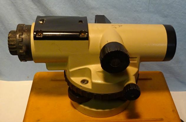 ** DAVID WHITE - Automatic Level - AL8-22 - Model 8883 - with CASE - works **