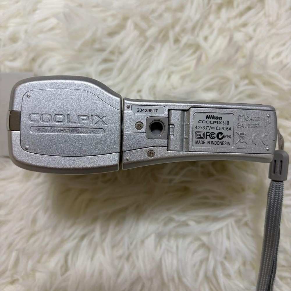 Nikon COOLPIX S10 VR Compact Digital Camera Excellent Condition