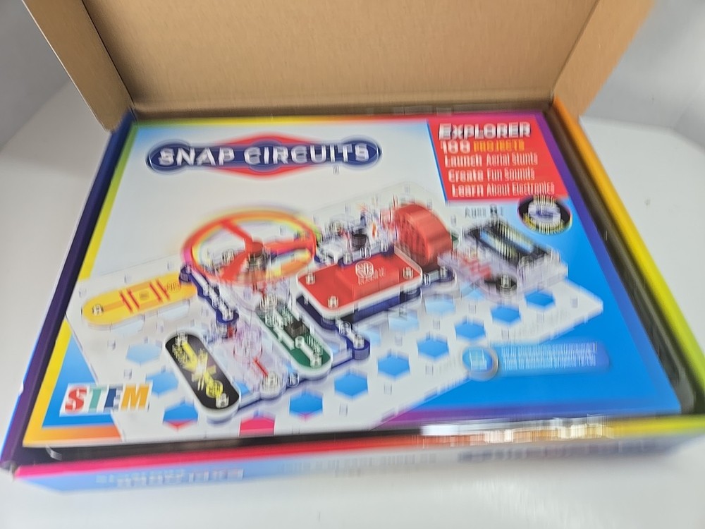 Snap Circuits SC-100 Electronics Exploration Kit, Over 100 Projects NEW Open Box