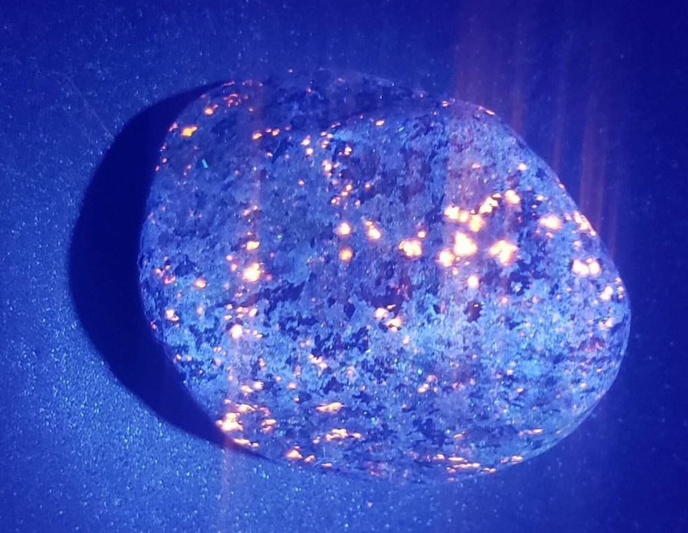 Yooperlite 10.39oz FLUORESCENT SODALITE