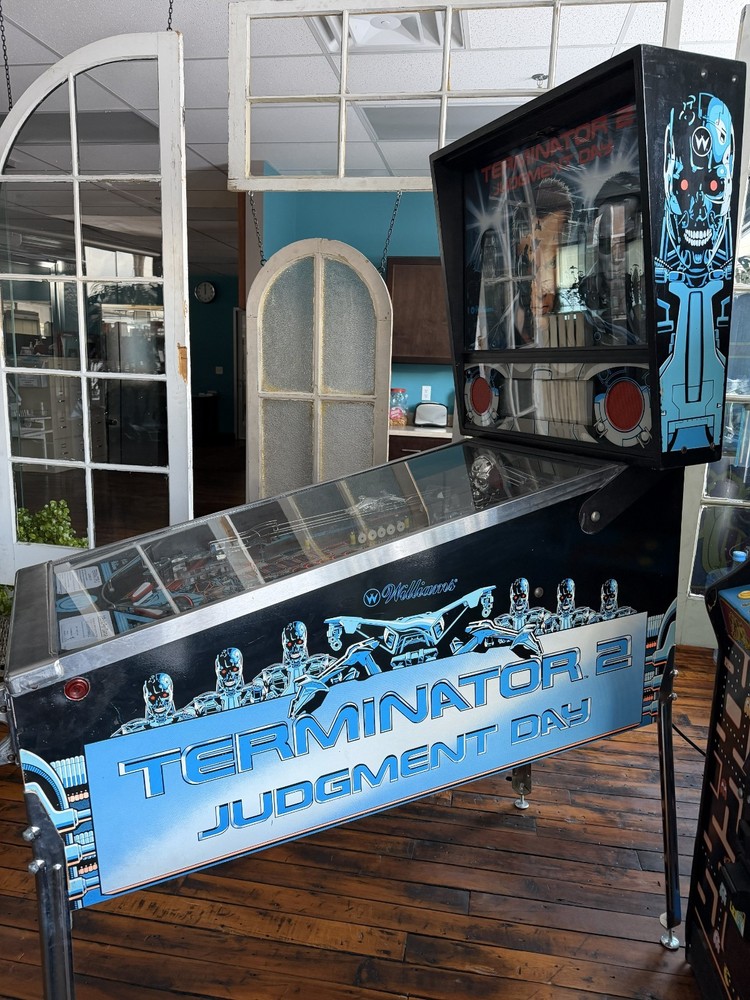 TERMINATOR 2 PINBALL MACHINE BY WILLIAMS -- EXCELLENT CONDITION